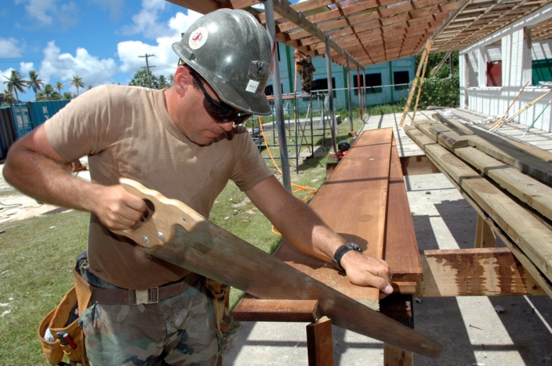 menuisier-ILONSE-min_worker_construction_building_carpenter_male_job_build_helmet-893290